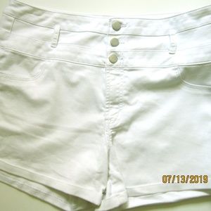 HIGH WAISTED 3 BUTTON WHITE DENIM SHORTS WITH CUFF